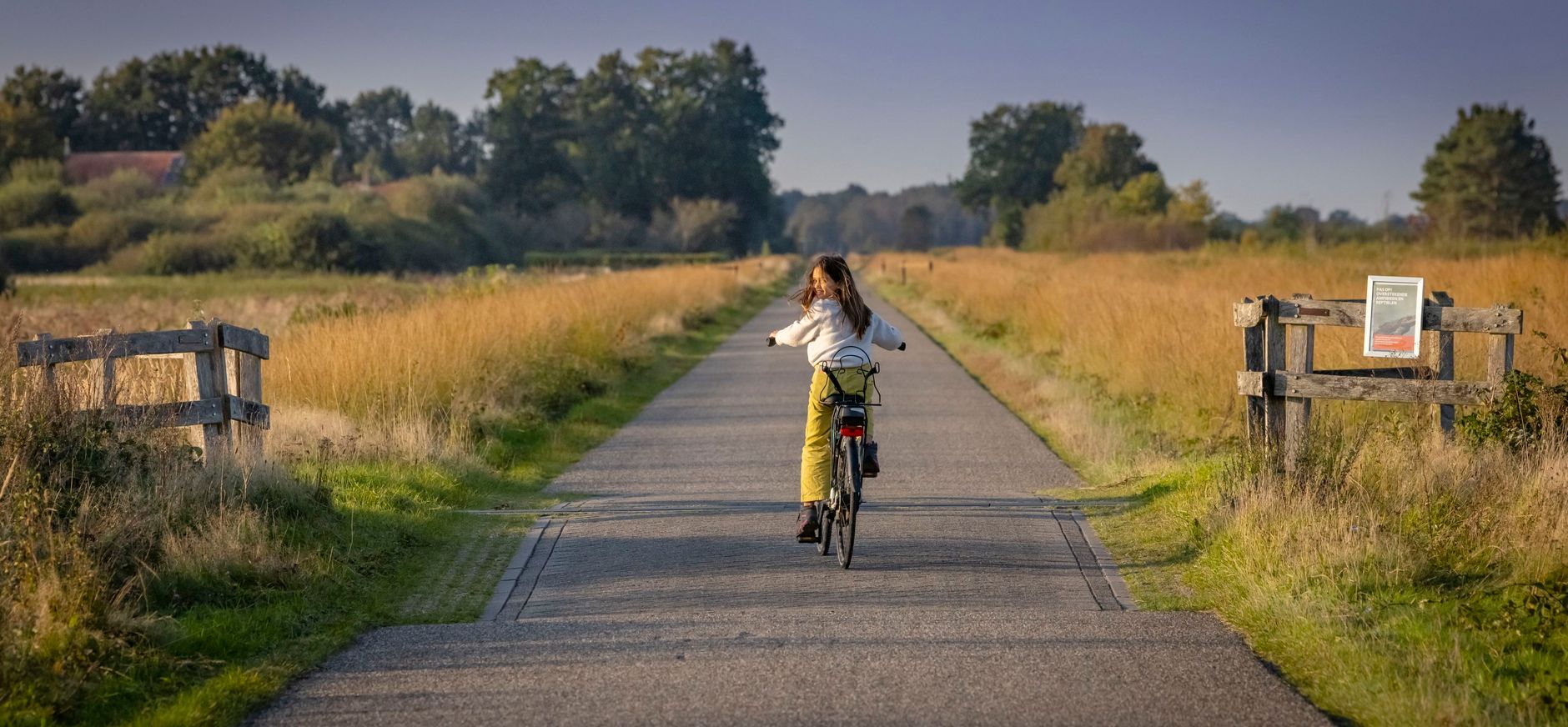 meisje op de fiets