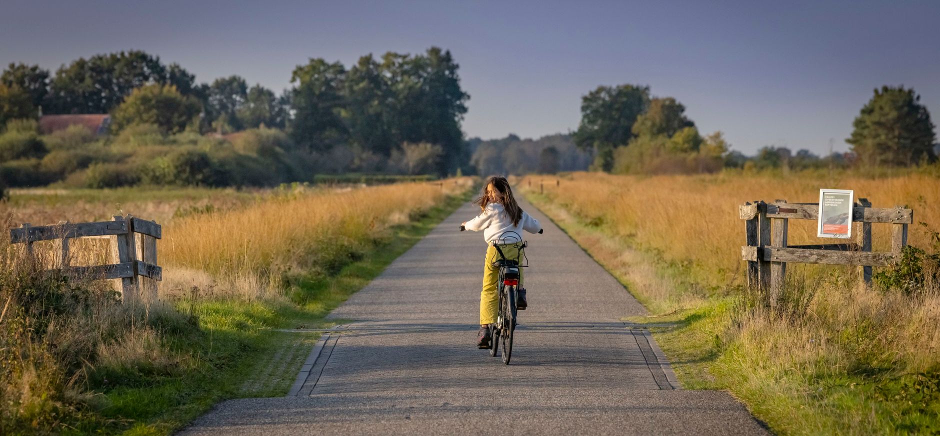 meisje op de fiets