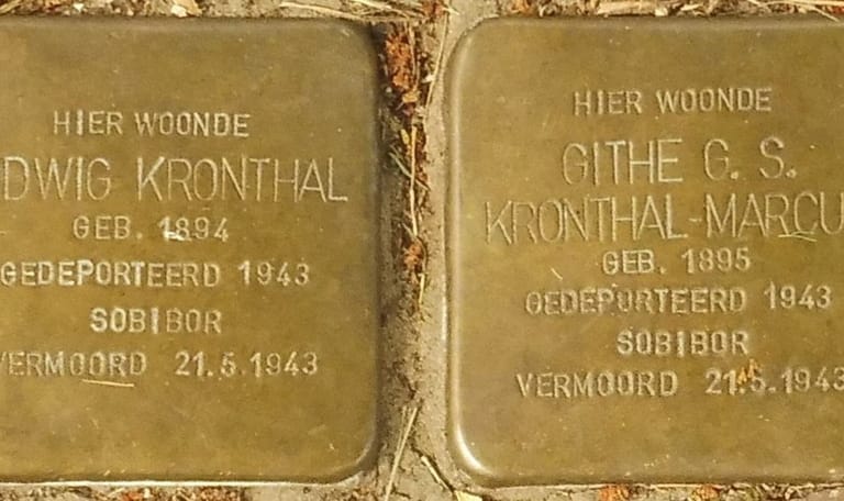 twee Stolpersteine op Schiermonnikoog