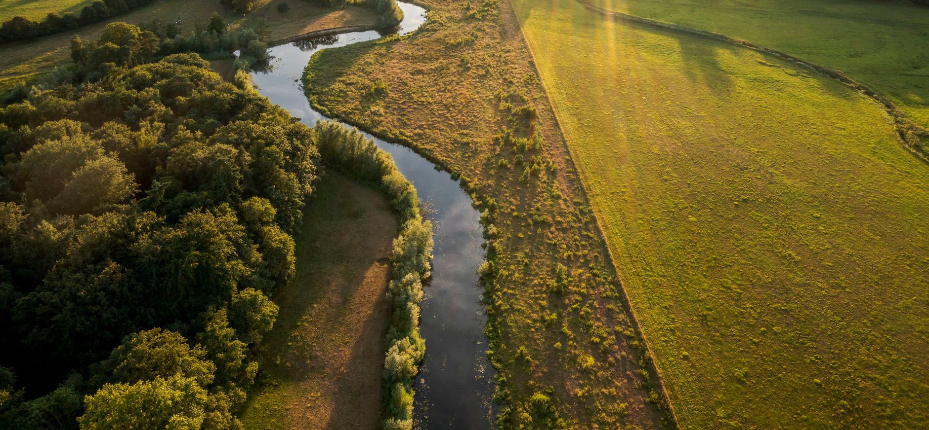 Rivier slingert zich door landschap bij Landgoed Eerde