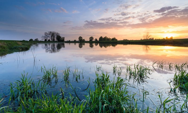 Zonsondergang over het water Zonsondergang over het water