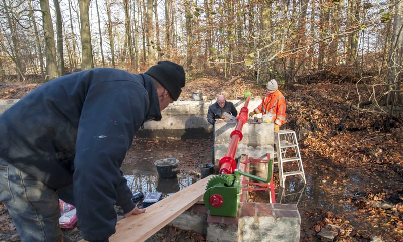 NAMO87817 Vrijwilligers aan het werk Waterloopbos