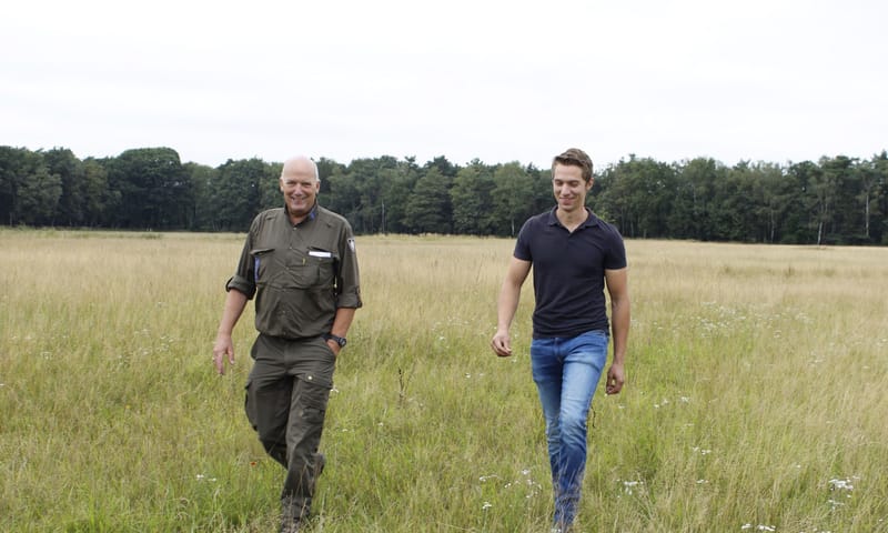 Luc Roosen en Jasper Oomen in graslanden waar nieuwe soorten zijn ontdekt Luc Roosen en Jasper Oomen in graslanden waar nieuwe soorten zijn ontdekt