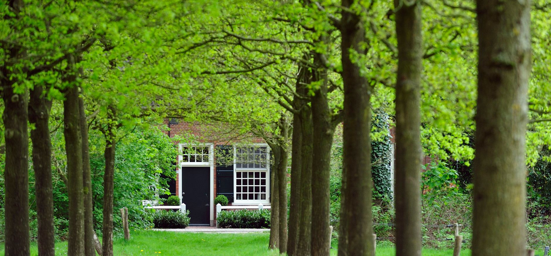 Doorkijkje Herenkamer en Hoeve op landgoed Oude Buisse Heide Landgoed Oude Buisse Heide