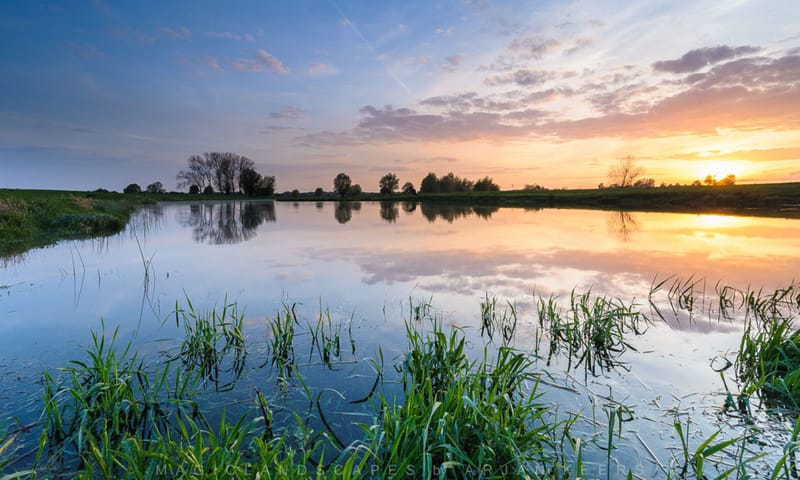 Zonsondergang over het water
