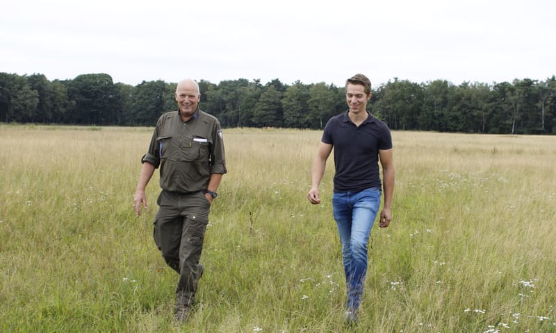 Luc Roosen en Jasper Oomen in graslanden waar nieuwe soorten zijn ontdekt Luc Roosen en Jasper Oomen in graslanden waar nieuwe soorten zijn ontdekt