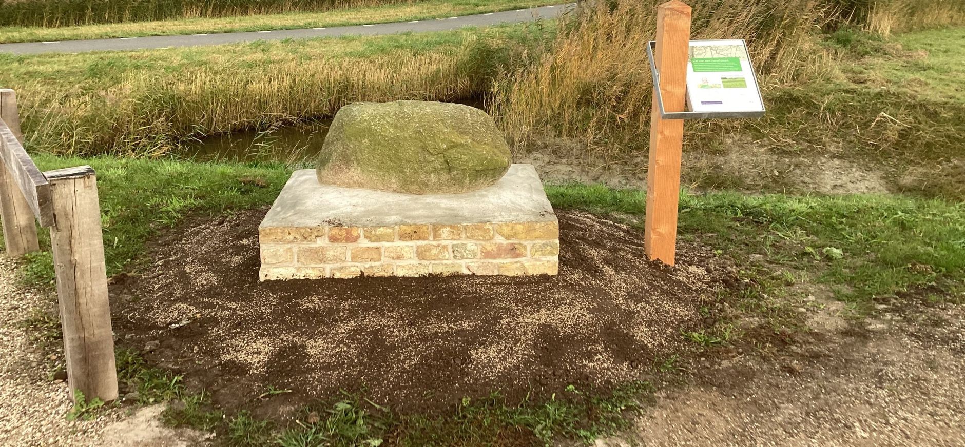 Zwerfsteen Hegewiersterfjild Zwerfsteen Hegewiersterfjild