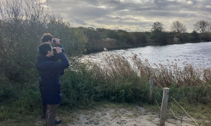 Rob Jetten wandelt met Ruben Hein en kijkt onderweg naar vogels