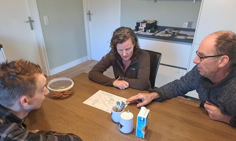 Gijs en Esther en Arnold aan de keukentafel