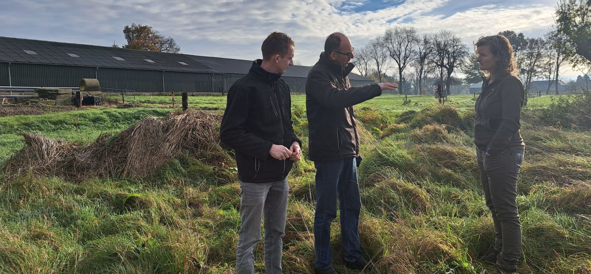 Gijs en Arnold van Schriek en Esther Rust van Natuurmonumenten