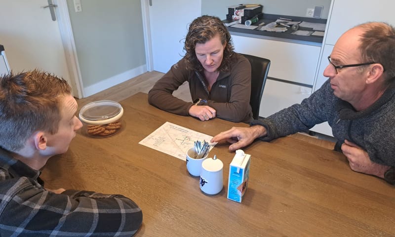 Gijs en Esther en Arnold aan de keukentafel