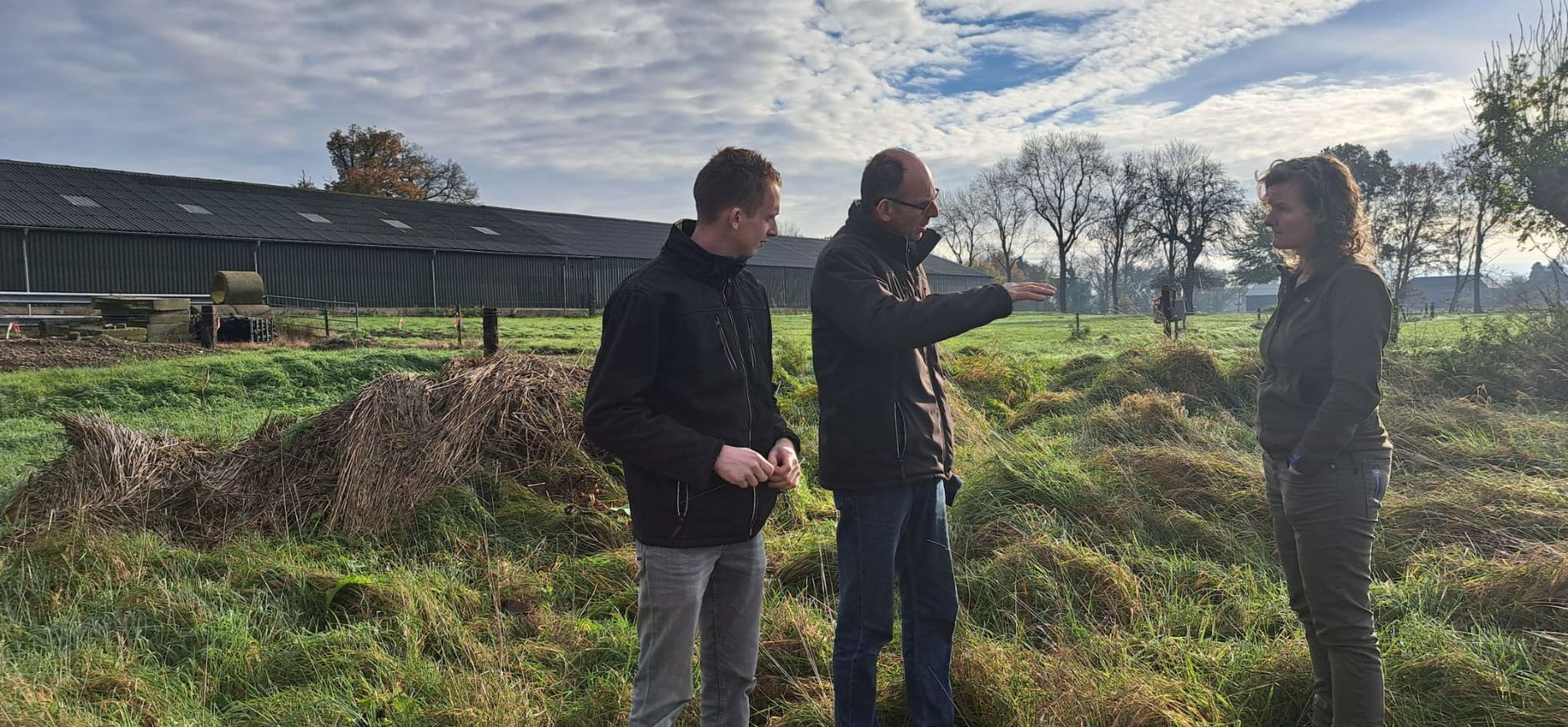 Gijs en Arnold van Schriek en Esther Rust van Natuurmonumenten