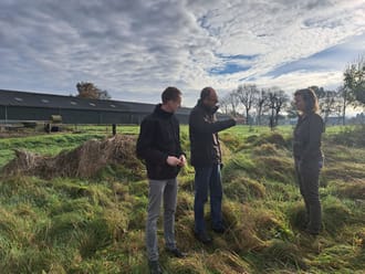Gijs en Arnold van Schriek en Esther Rust van Natuurmonumenten