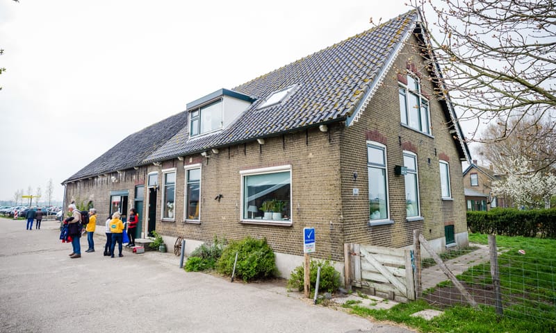 De historische boerderij op het erf wordt gerestaureerd
