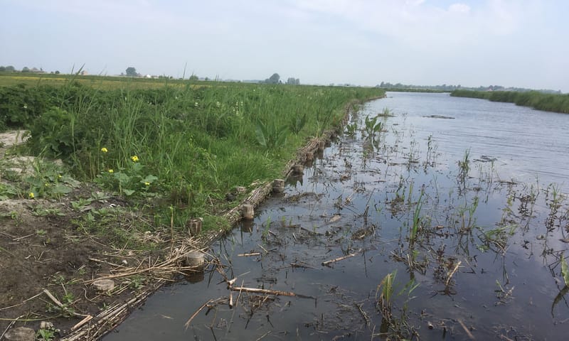 nieuwe oeverbeschoeiing in het Wormer en Jisperveld