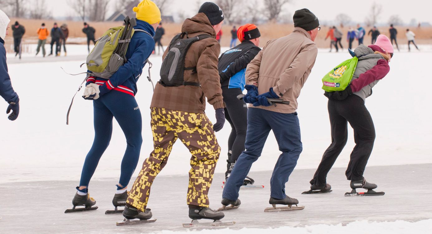 Schaatsers op het ijs bij Bezoekerscentrum De Wieden Schaatsers op het ijs bij Bezoekerscentrum De Wieden