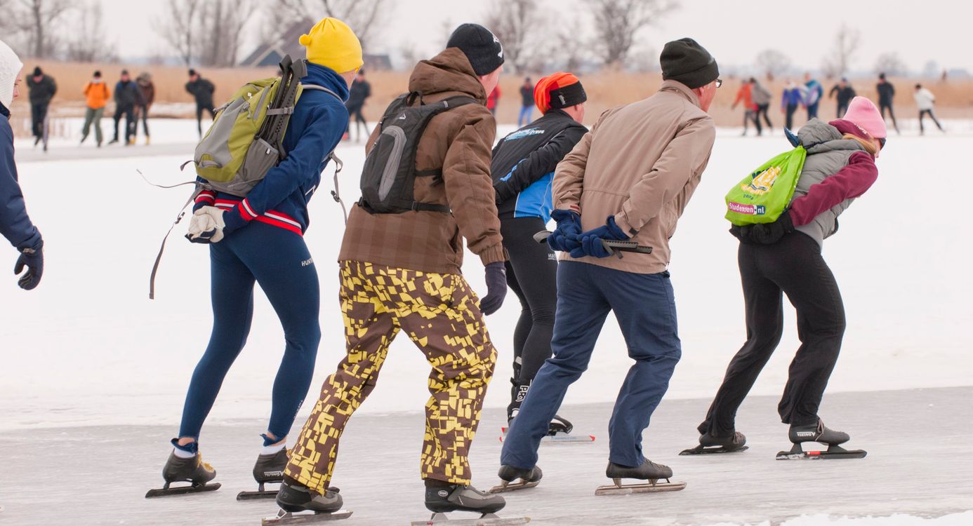 Schaatsers op het ijs bij Bezoekerscentrum De Wieden Schaatsers op het ijs bij Bezoekerscentrum De Wieden