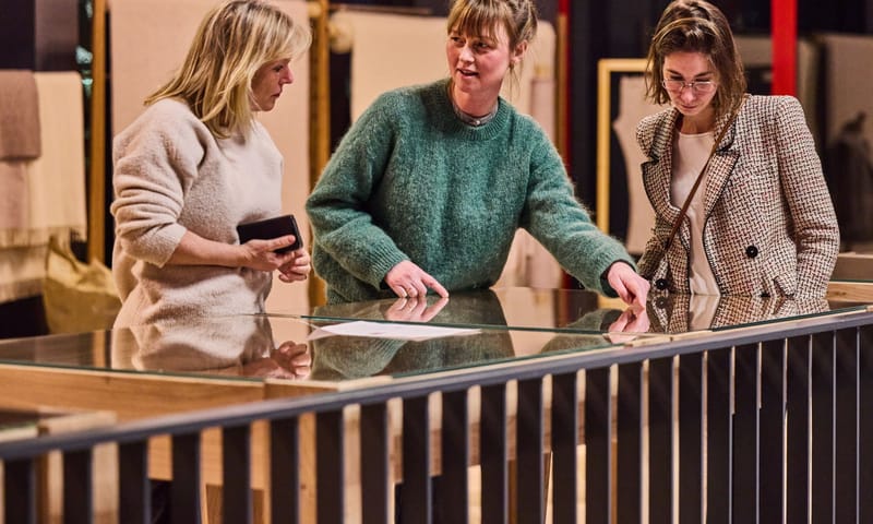 Chantal Zeegers (wethouder gemeente Rotterdam), Christien Meindertsma (ontwerper) en Suzan Buchner (gebiedsmanager Natuurmonumenten) bekijken de expositie