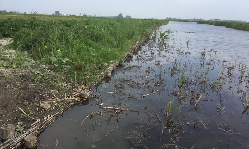 nieuwe oeverbeschoeiing in het Wormer en Jisperveld