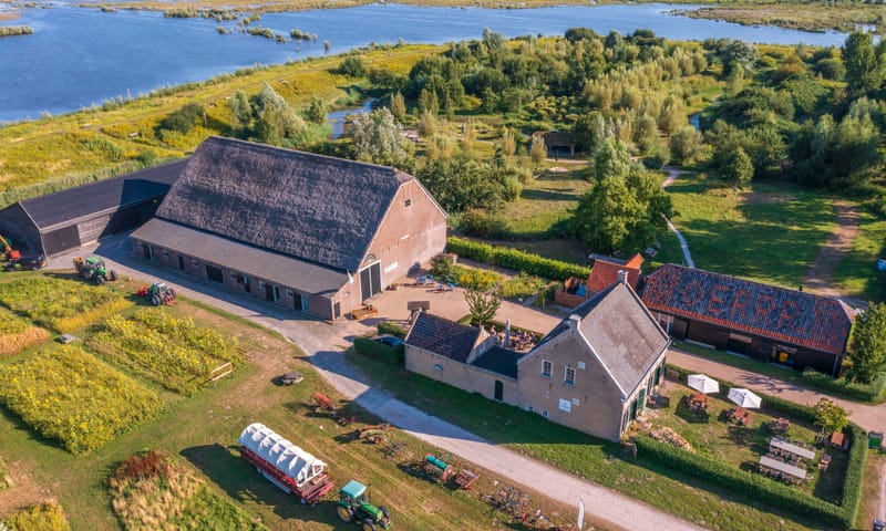 Vergaderen op eiland Tiengemeten