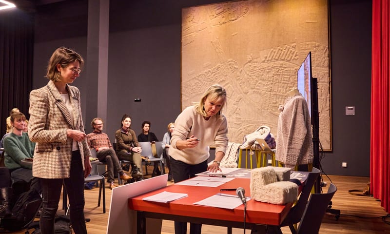 Suzan Buchner (gebiedsmanager Natuurmonumenten) en wethouder Chantal Zeegers (Wonen, Klimaat, Bouwen) tekenden woensdag 10 januari 2024 de schenkingsovereenkomst tijdens een feestelijk moment in Theater Zuidplein. 