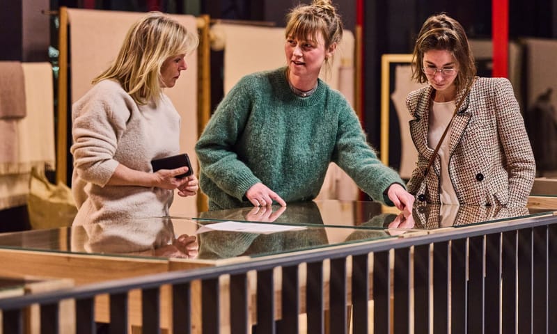 Chantal Zeegers (wethouder gemeente Rotterdam), Christien Meindertsma (ontwerper) en Suzan Buchner (gebiedsmanager Natuurmonumenten) bekijken de expositie