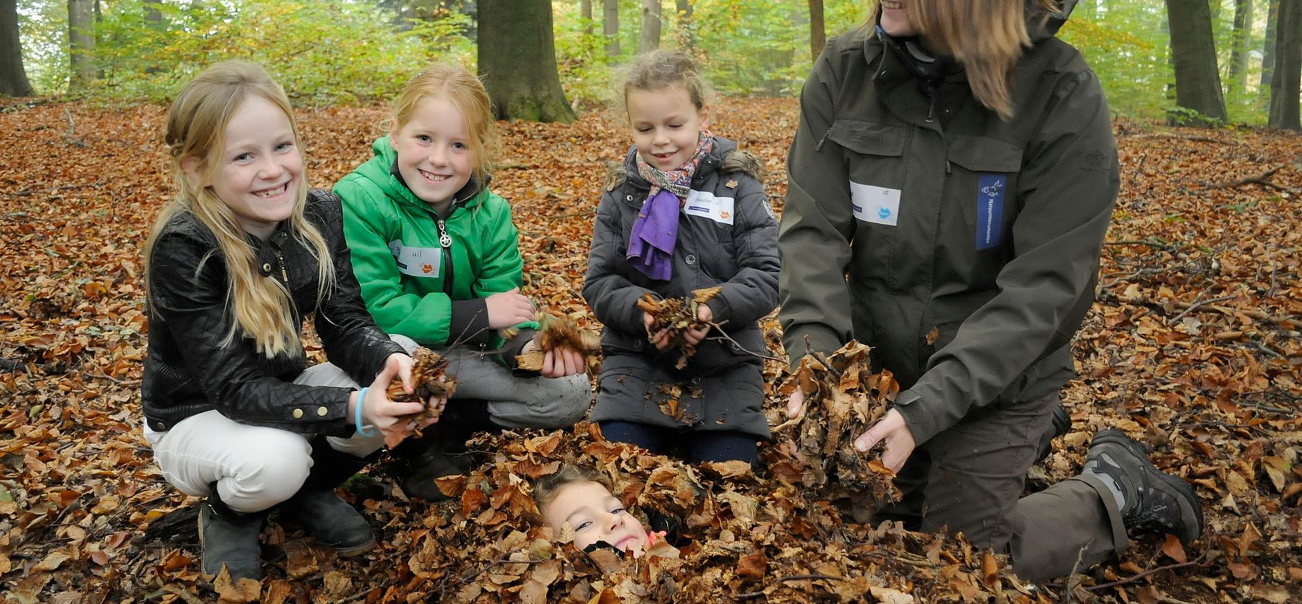 Heerlijk met kinderen het bos in om de natuur te beleven. Heerlijk met kinderen het bos in om de natuur te beleven.