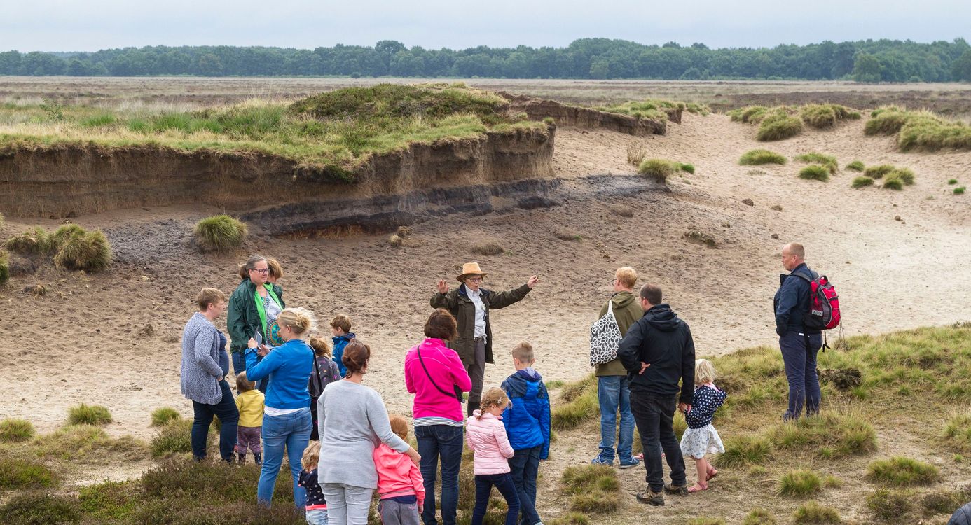 Excursie in het Dwingelderveld onder leiding van een gids