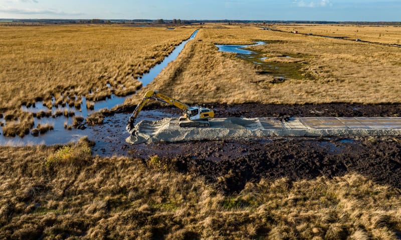 Aanleg van nieuwe kades in het Fochteloërveen Aanleg van nieuwe kades in het Fochteloërveen