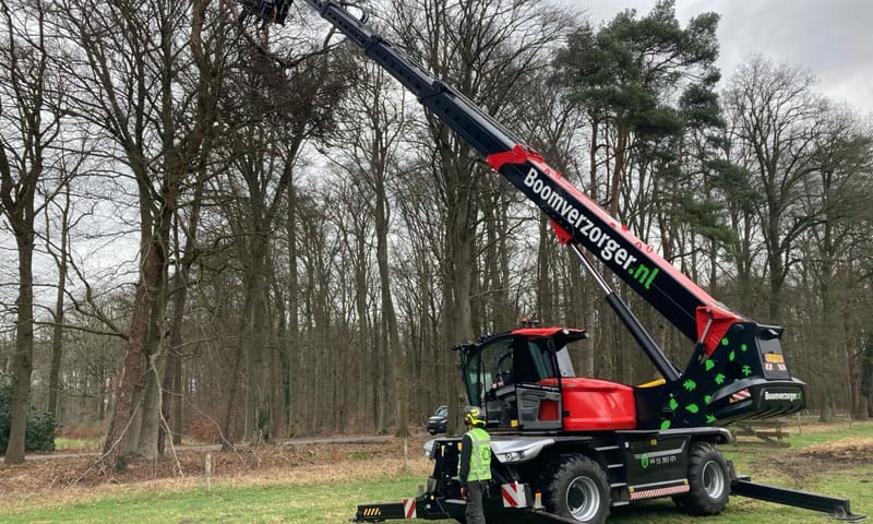 verreiker om bomen te toppen en de zagen
