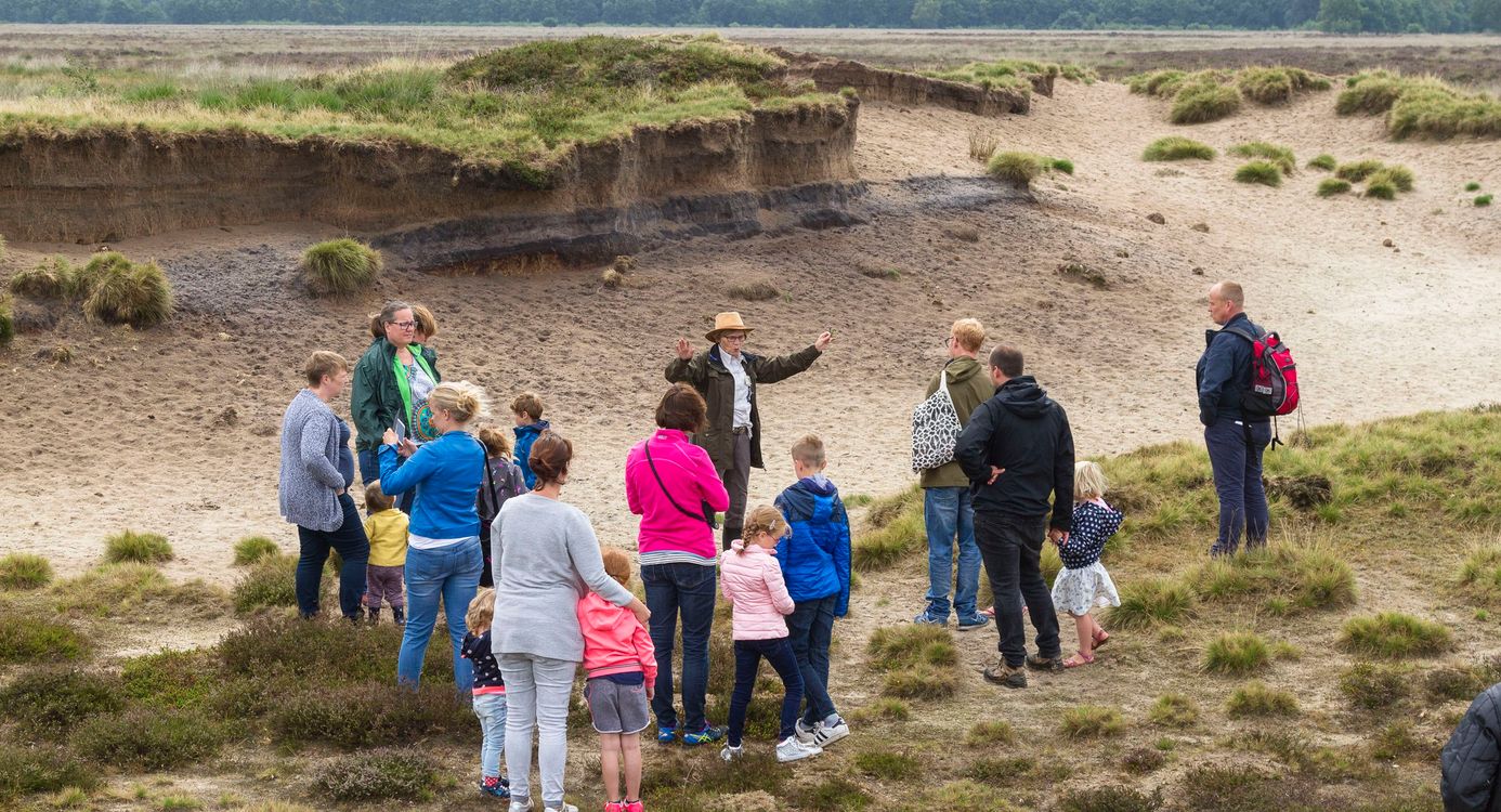 Excursie in het Dwingelderveld onder leiding van een gids