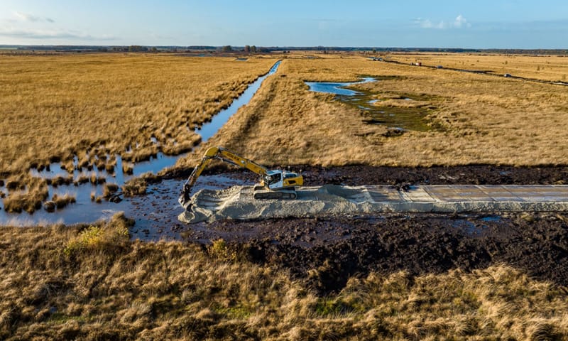 Aanleg van nieuwe kades in het Fochteloërveen Aanleg van nieuwe kades in het Fochteloërveen