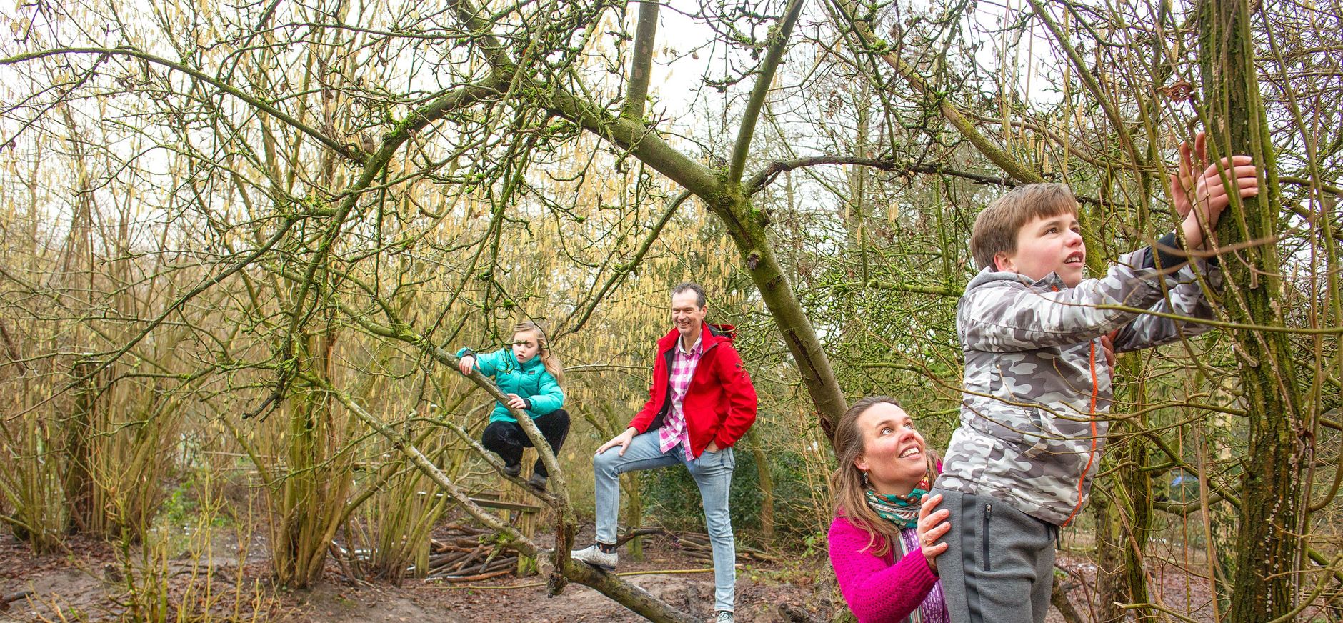 Gezin genietend in de natuur Gezin genietend in de natuur