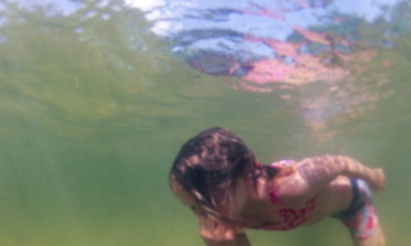 Onder water zwemmend kind