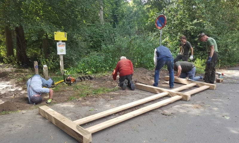 Vrijwilligers plaatsen hek Vrijwilligers plaatsen hek