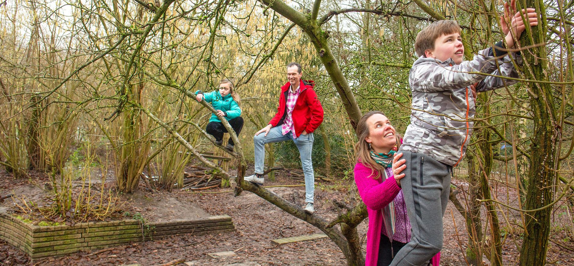 Gezin genietend in de natuur Gezin genietend in de natuur