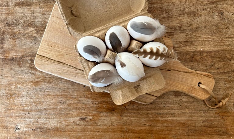 Paasei versieren met veren