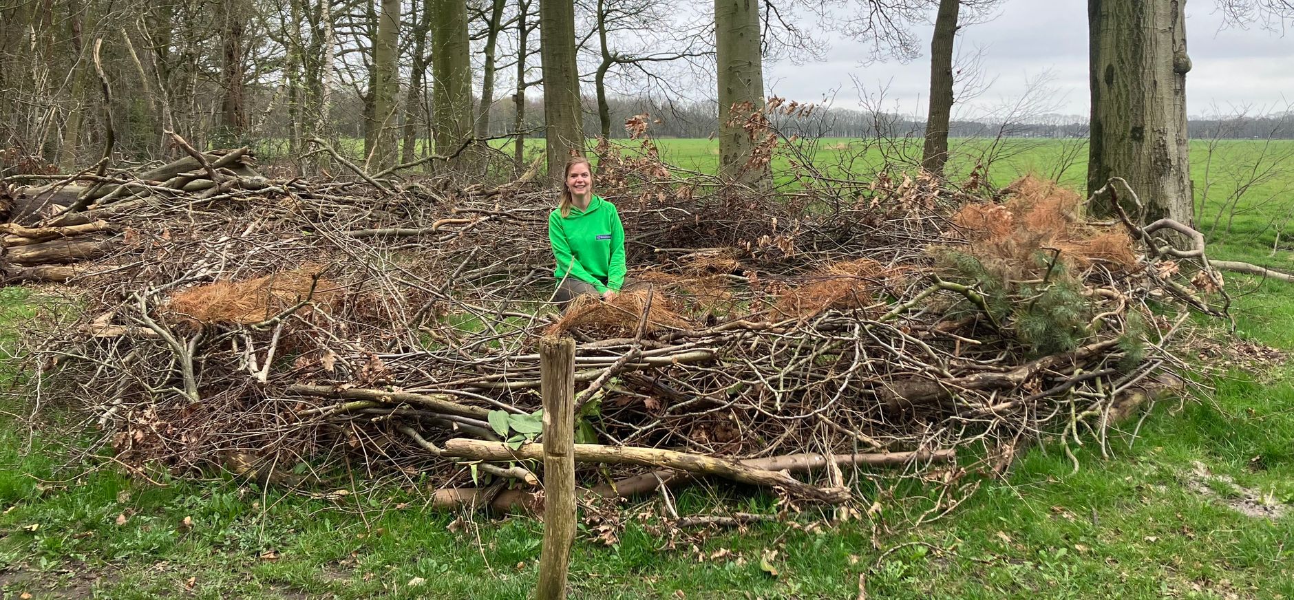 Boswachter Miranda Fieret in het 'mensennest'. Boswachter Miranda Fieret in het 'mensennest'.