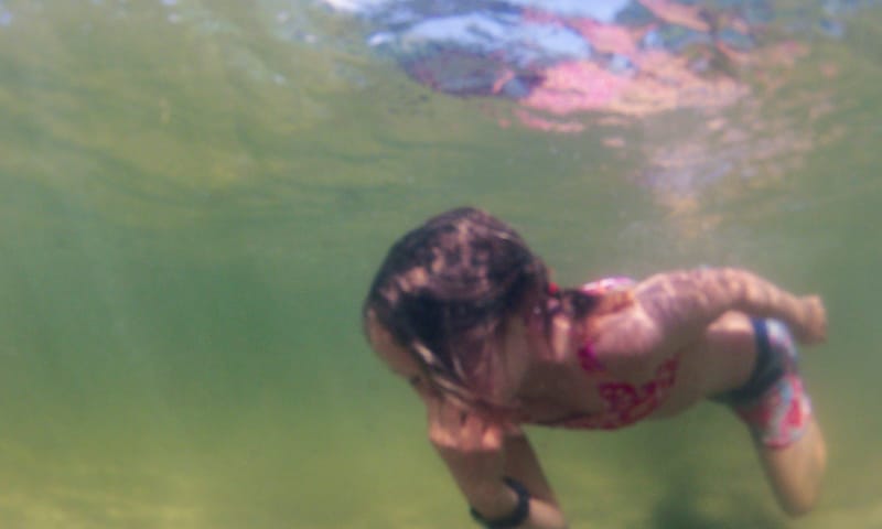Onder water zwemmend kind