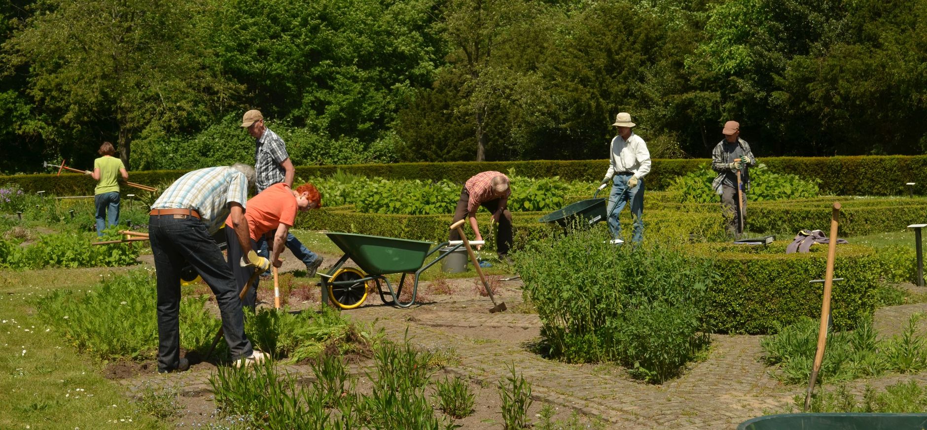 Vrijwilligers aan het werk Vrijwilligers aan het werk