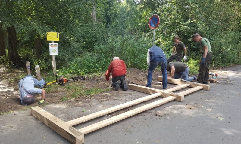 Vrijwilligers plaatsen hek Vrijwilligers plaatsen hek