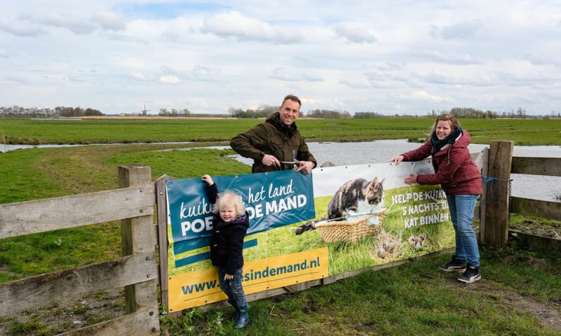 Boswachter Kees Perquin hangt samen met Floor Koornneef van Agrarische Natuurvereniging Vockestaert en haar zoontje Sam (3) de banieren op Boswachter Kees Perquin hangt samen met Floor Koornneef van Agrarische Natuurvereniging Vockestaert en haar zoontje Sam (3) de banieren op