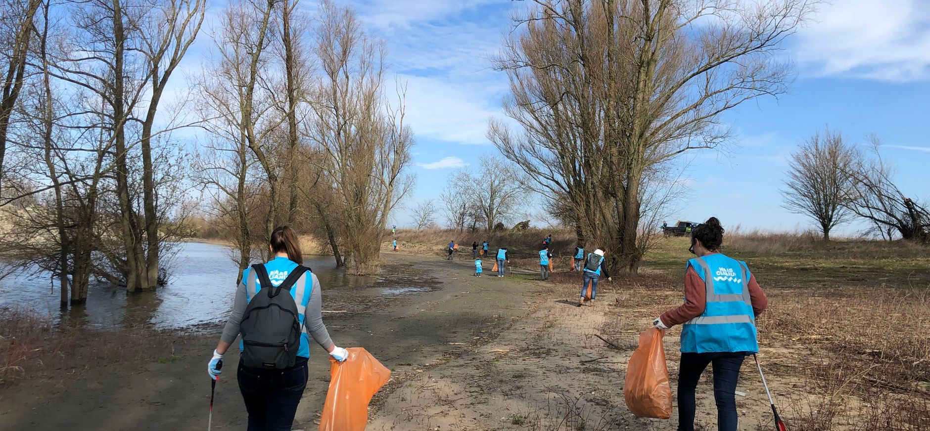 Vrijwilligers Maas Cleanup ruimen op