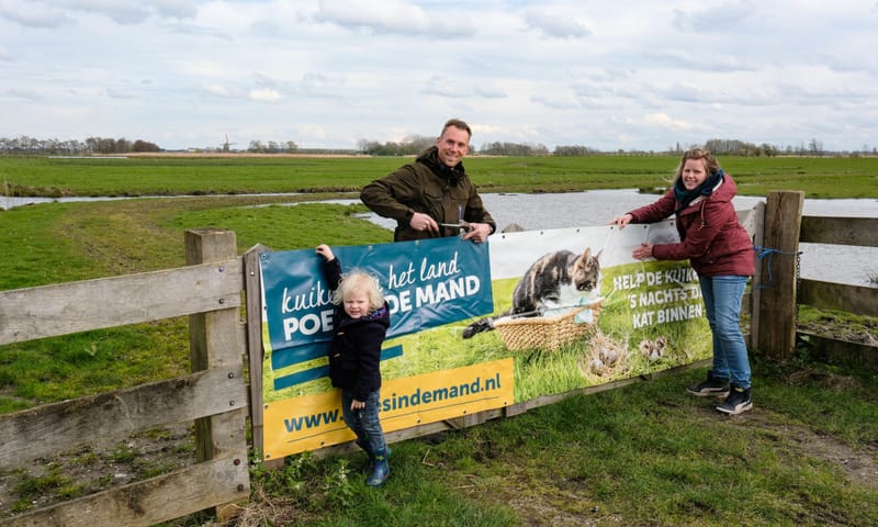 Boswachter Kees Perquin hangt samen met Floor Koornneef van Agrarische Natuurvereniging Vockestaert en haar zoontje Sam (3) de banieren op Boswachter Kees Perquin hangt samen met Floor Koornneef van Agrarische Natuurvereniging Vockestaert en haar zoontje Sam (3) de banieren op