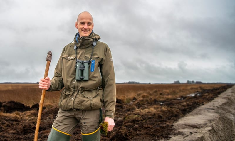 Boswachter Jacob de Bruin in het Fochteloërveen. Boswachter Jacob de Bruin