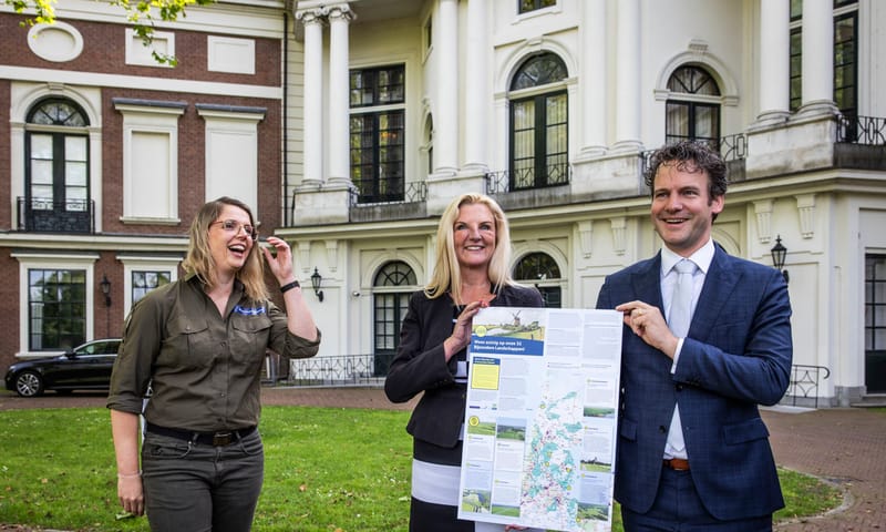 Overhandiging kaart aan gedeputeerden Esther Rommel en Jelle Beemsterboer Overhandiging Statenleden