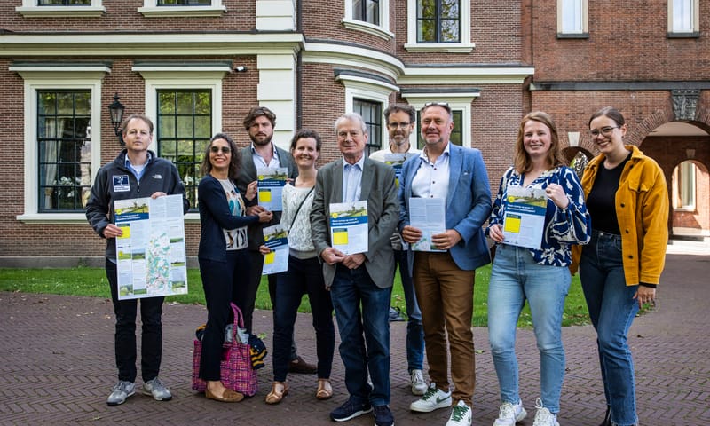 Overhandiging kaart aan Statenleden Noord-Holland Overhandiging