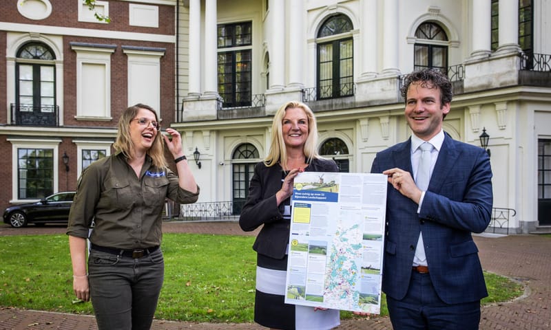 Overhandiging kaart aan gedeputeerden Esther Rommel en Jelle Beemsterboer Overhandiging Statenleden