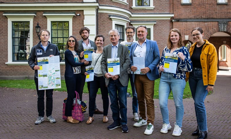 Overhandiging kaart aan Statenleden Noord-Holland Overhandiging