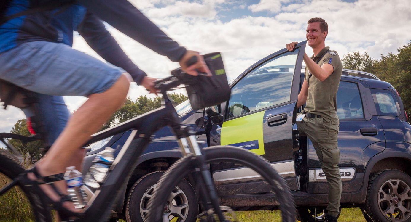 boswachter en fietser